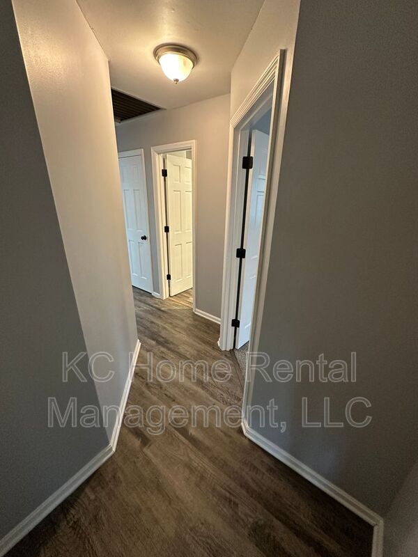 Building Photo - 209 NW Highland Ln