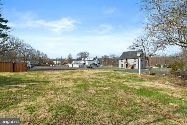 Building Photo - 2210 New Falls Rd