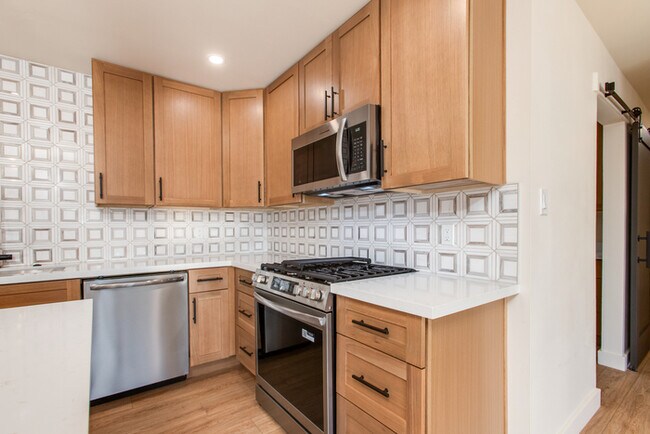 Building Photo - Beautiful 4 Bedroom, 3 Bath Home on an Oversized 18,000 Sq Ft Lot