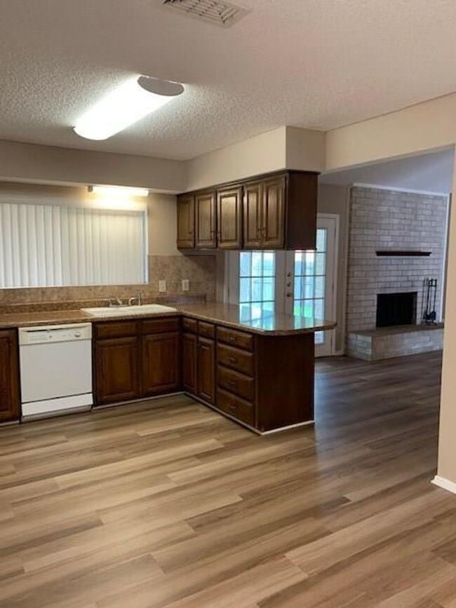 Building Photo - ***COMING SOON*** Nice 3 Bedroom, 2 Full Bath Home Located In SW Ft. Worth!