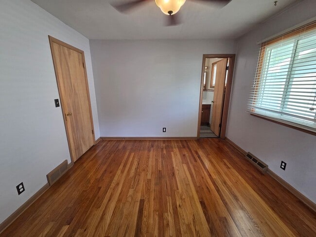 Building Photo - Charming Westside ranch with updates throu...