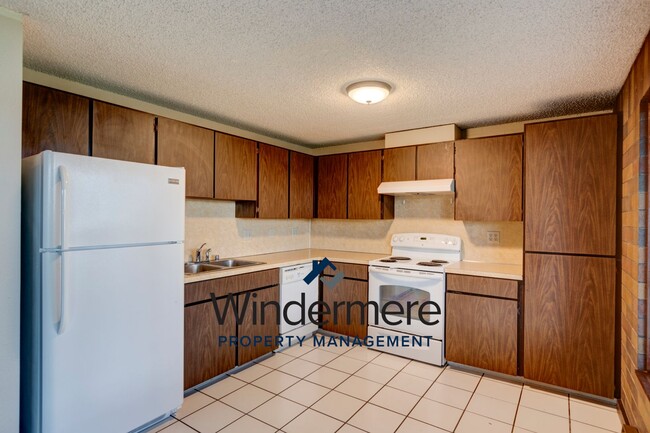 Building Photo - Windermere PM: 2 bedroom/2 bath condo