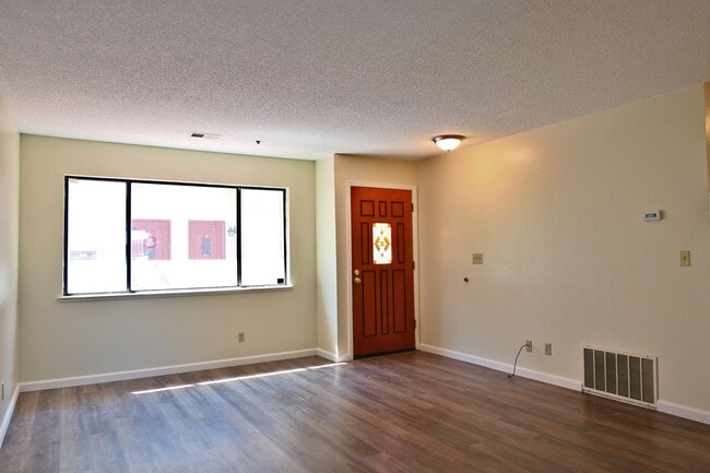 Building Photo - 2 bed/2 bath Condo with new flooring, balcony