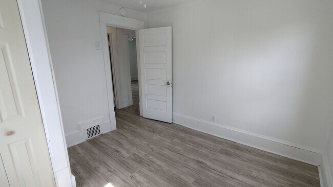 Building Photo - Discover this well-maintained 3-bedroom, 1-bath home in Akron