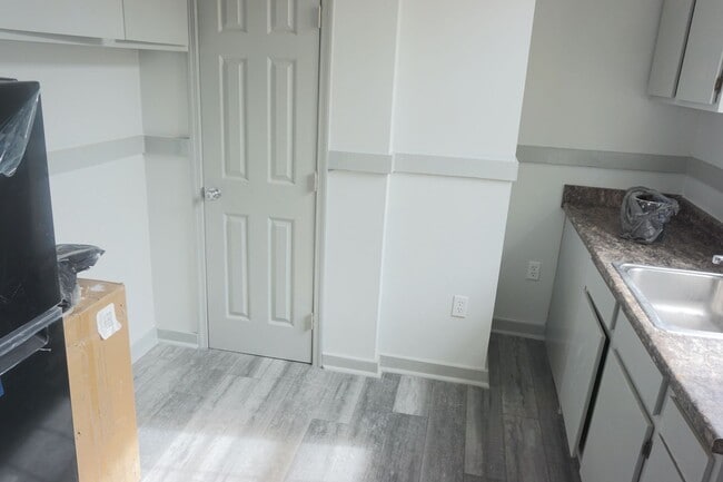 Building Photo - 2 BED | 1 BATH | JUST RENOVATED | VICTORIA...