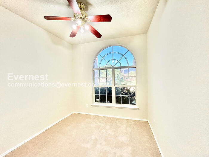 Building Photo - 233 Wagon Wheel Dr