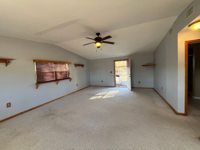 Building Photo - Spacious 3-Bedroom home with Huge Fenced Yard & Pole Barn – Live Oak, FL