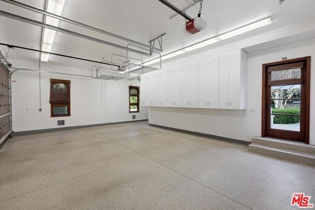 Building Photo - 2134 La Mesa Dr