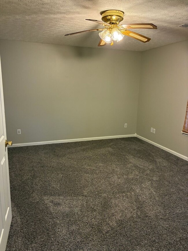 Building Photo - **NEW PRICE**   **New Paint**   **New Carpet**  Ready for YOU!!