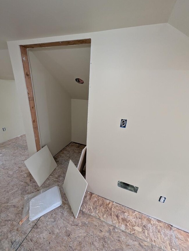 Building Photo - 136 Whitestown Rd