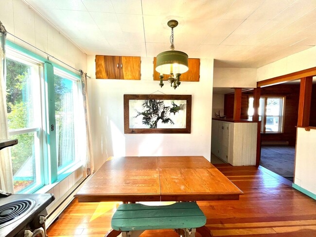 Building Photo - Charming Ronald Cabin Available through Ma...