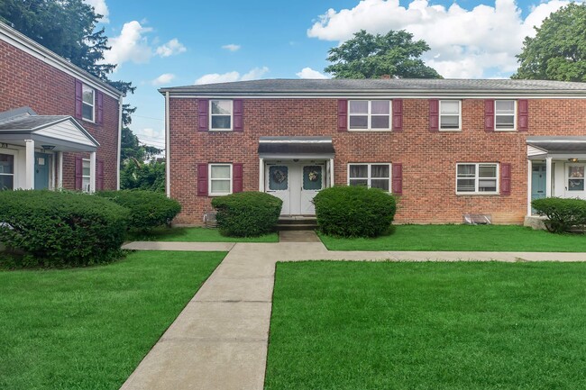 Building Photo - Crestwood Townhomes