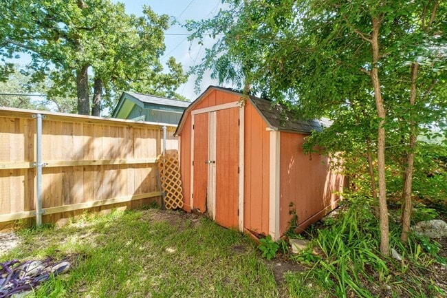 Building Photo - 1215 Robin Trail