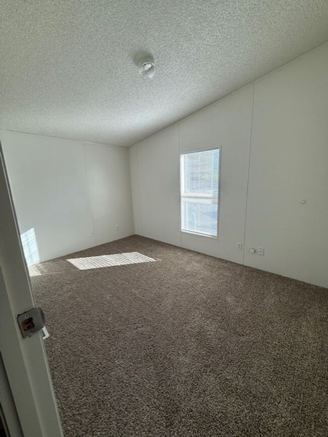 Building Photo - Reduced - 3 Bedroom 2 Bath home contact Property Pros Property Management