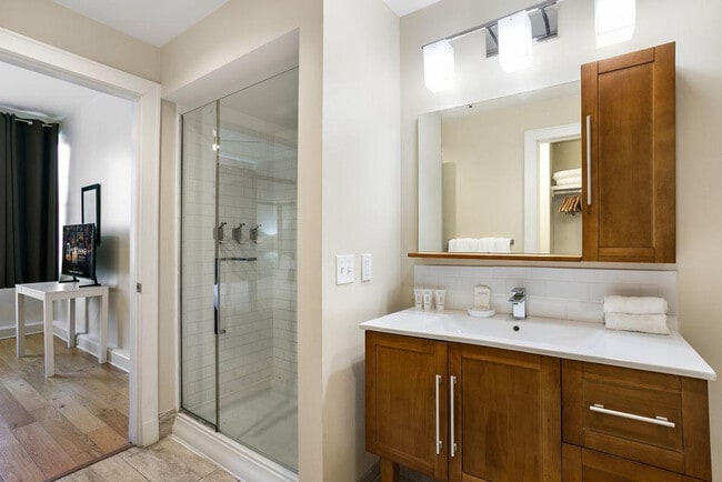 Building Photo - 925 Common St