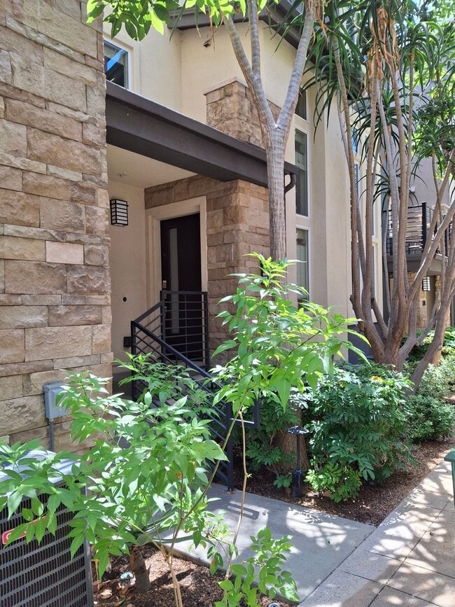 Building Photo - Beautiful Townhome in Civita Mission Valle...