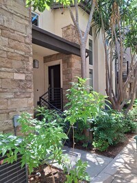 Building Photo - RECENTLY REDUCED! Beautiful Townhome in Ci...