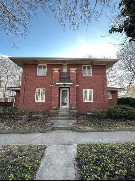 Building Photo - 708 S Busey Ave