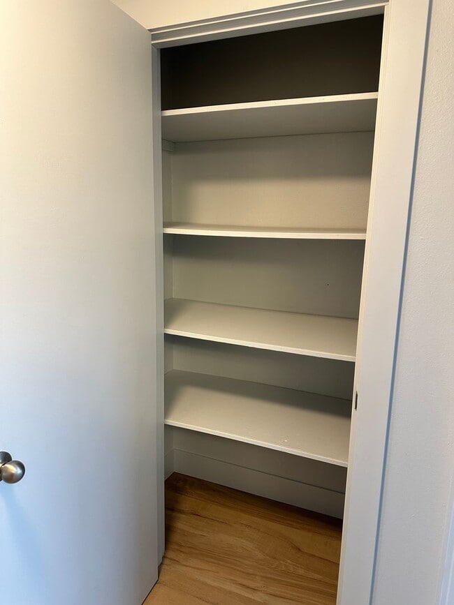 Building Photo - Beautifully updated 2 bed/1bath duplex in ...