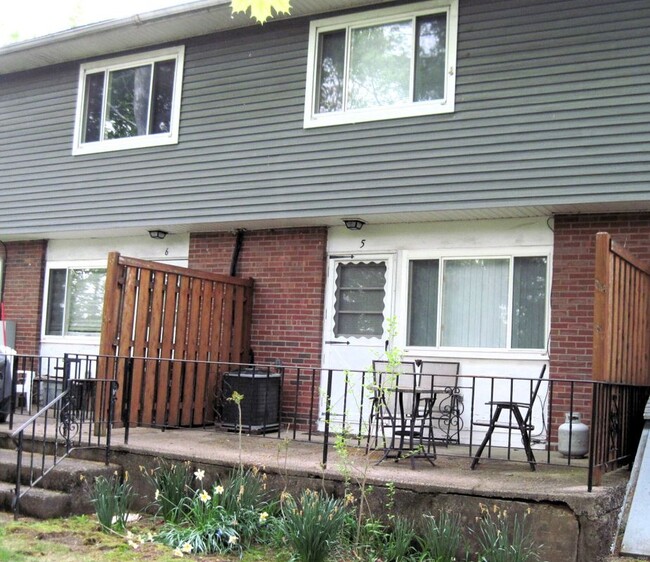 Building Photo - 11 Camelot Dr