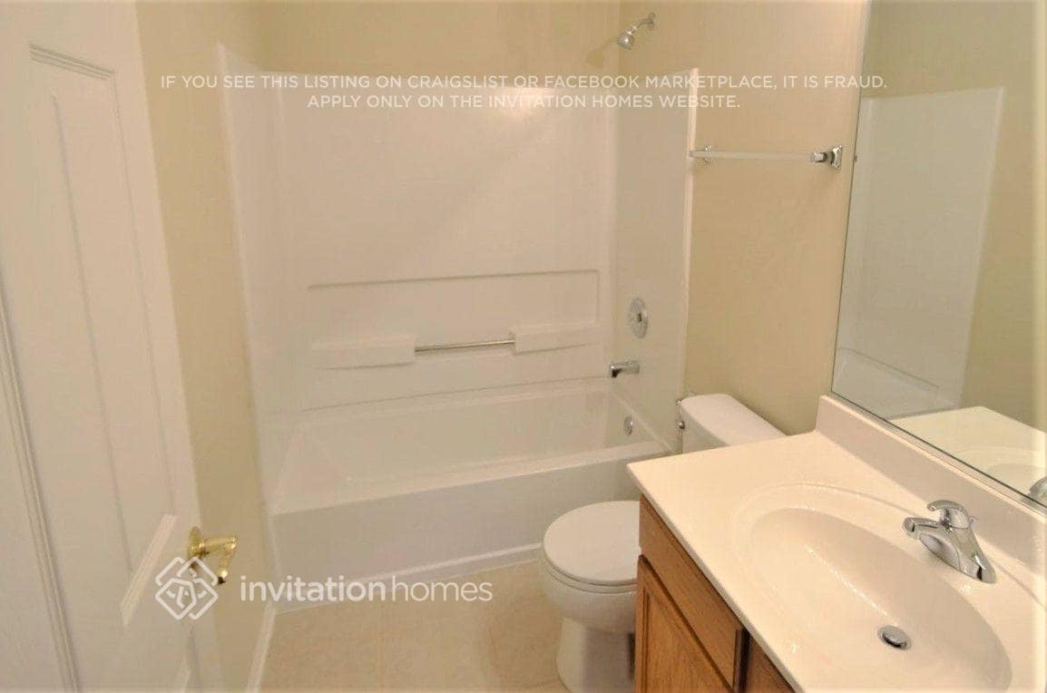 Building Photo - 1941 Royal Ln