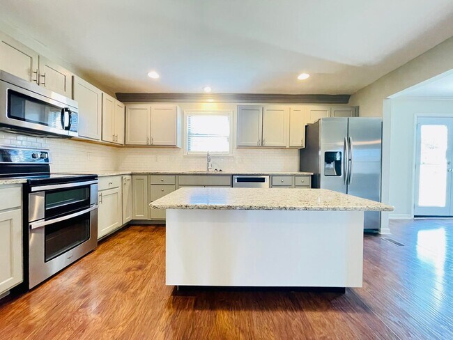 Building Photo - 223 Raintree Ln