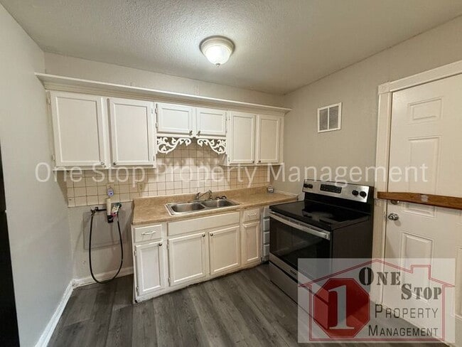 Building Photo - 3 bedroom, 1 Bathroom Home in Kansas City!!