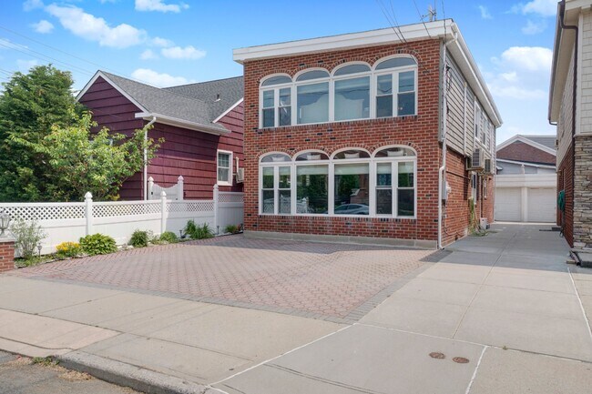 Primary Photo - 194 B 132 St