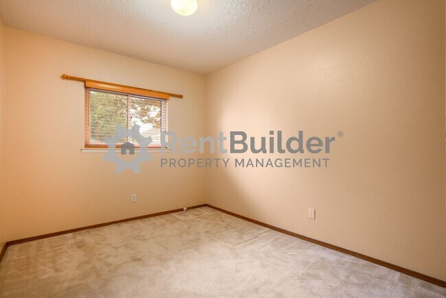 Building Photo - FANTASTIC HOUSE TO CALL HOME!