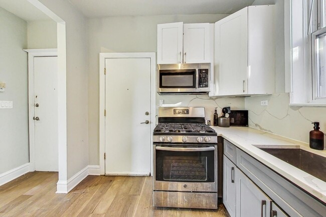 Building Photo - 2541 N California Ave