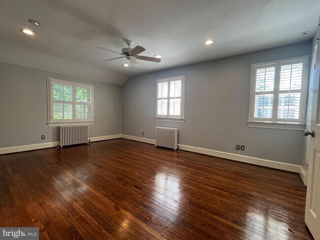 Building Photo - 3604 Oval Dr