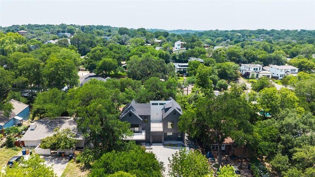 Building Photo - 2309 La Casa Dr