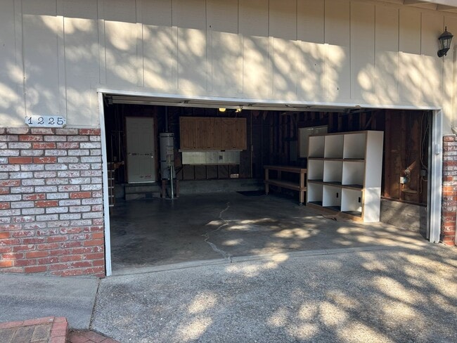 Building Photo - DON'T MISS THIS ADORABLE HOME!! Stunning h...