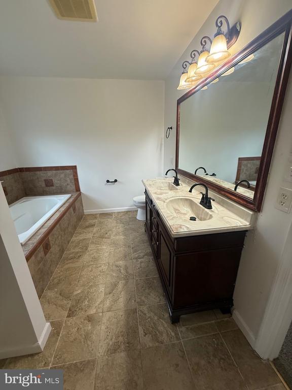 Building Photo - 5 English Ivy Dr