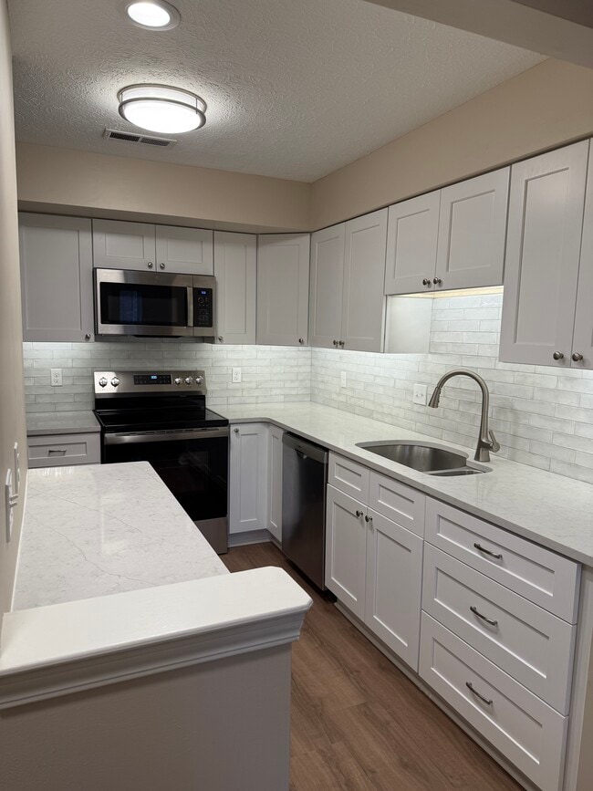 Building Photo - 1390 Cedarwood Dr