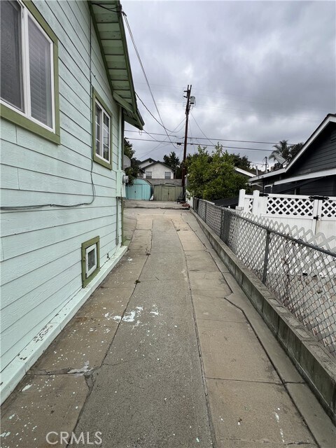 Building Photo - 5053 Range View Ave