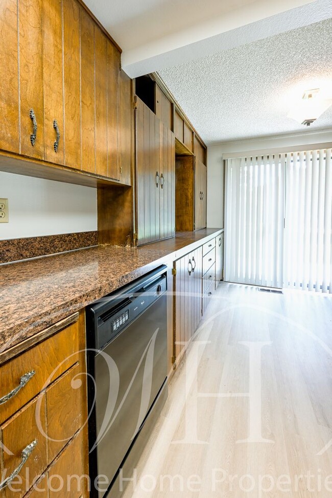 Building Photo - Great 2 Bedroom Condo with Storage and Out...