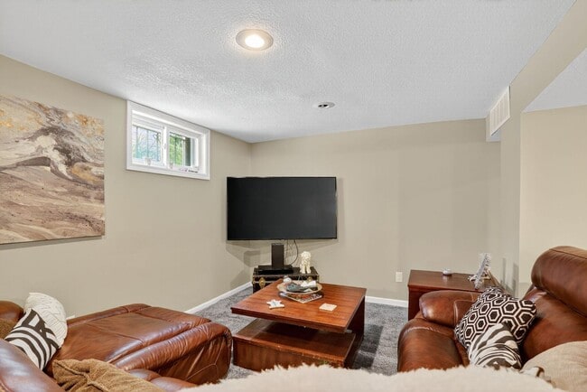 Building Photo - Great 3 Bedroom & 2 Full Baths In GREAT South Plaza Location