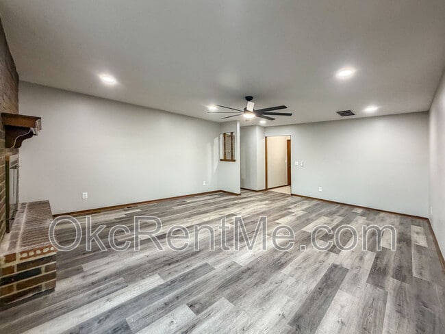 Building Photo - 1104 Spruce Dr