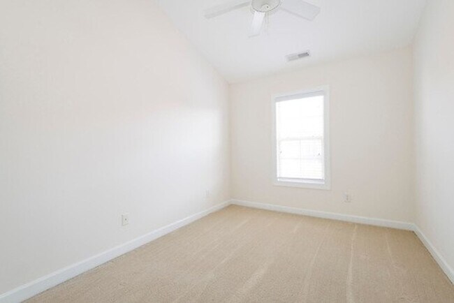 Building Photo - Gorgeous 3 Bedroom 2.5 Bathroom Townhome- Located in Stone Creek Village, Cary! Available August ...