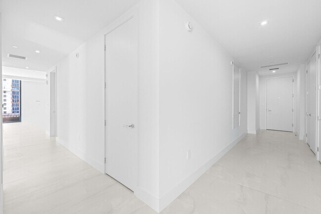 Building Photo - 305 Briny Ave