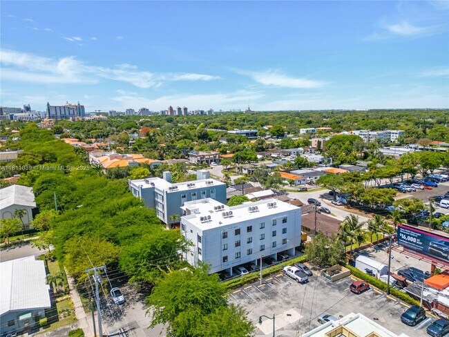 Building Photo - 810 Salzedo St