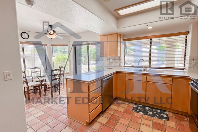 Building Photo - 3Bed/2Bath Furnished Home w/Stunning Backy...