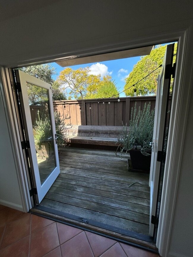 Building Photo - Gorgeous 2 Bedroom/1.5 Bath Two Story Home...