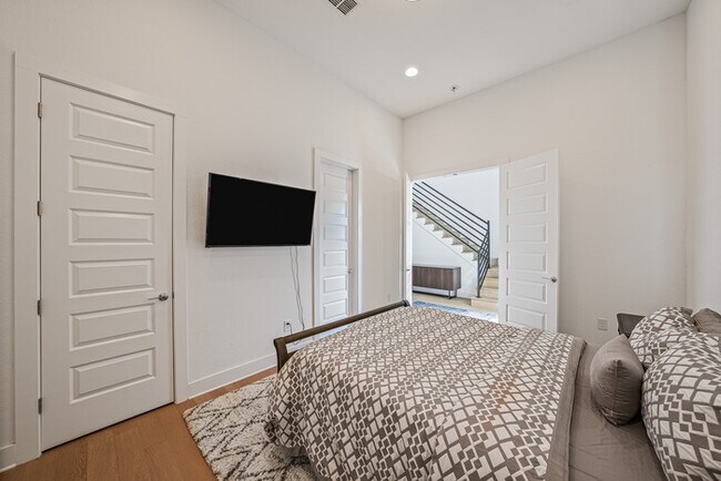 Building Photo - 6228 Toscana Ave