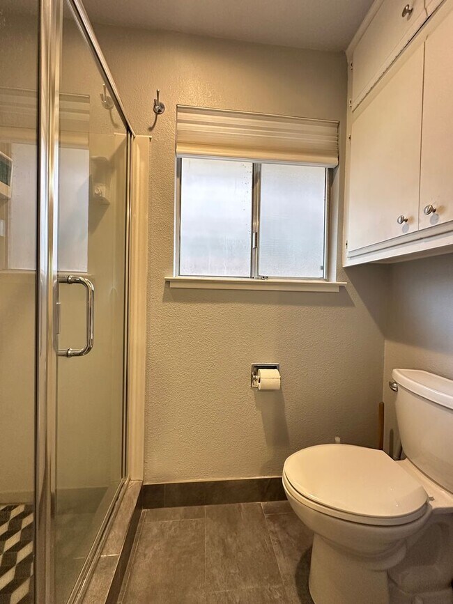 Building Photo - Upgraded Three Bedroom Duplex!