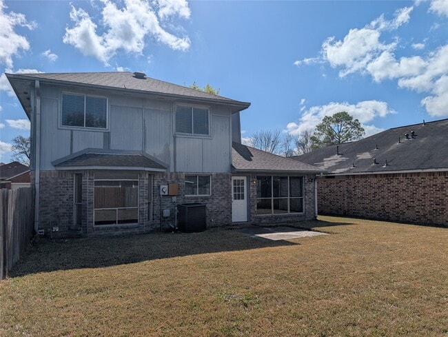 Building Photo - 2026 Sandy Knoll Dr