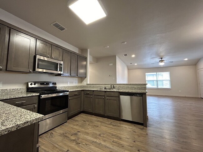 Building Photo - Beautiful Duplex Close to New Local Amenities