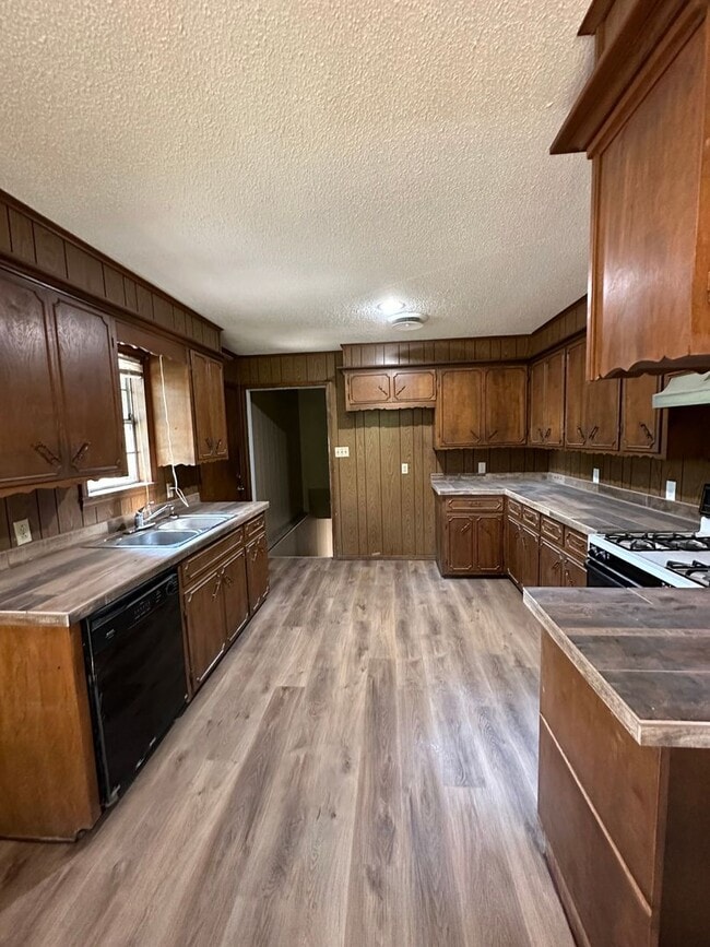 Building Photo - 4 BED 2 FULL BATH