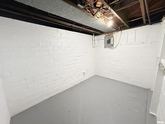 Building Photo - 3 Bedroom Rental in Moline